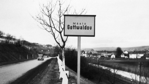 V roce 1949 se Zlín proměnil na Gottwaldov, o čtyři dekády později se přejmenoval zpátky na Zlín.