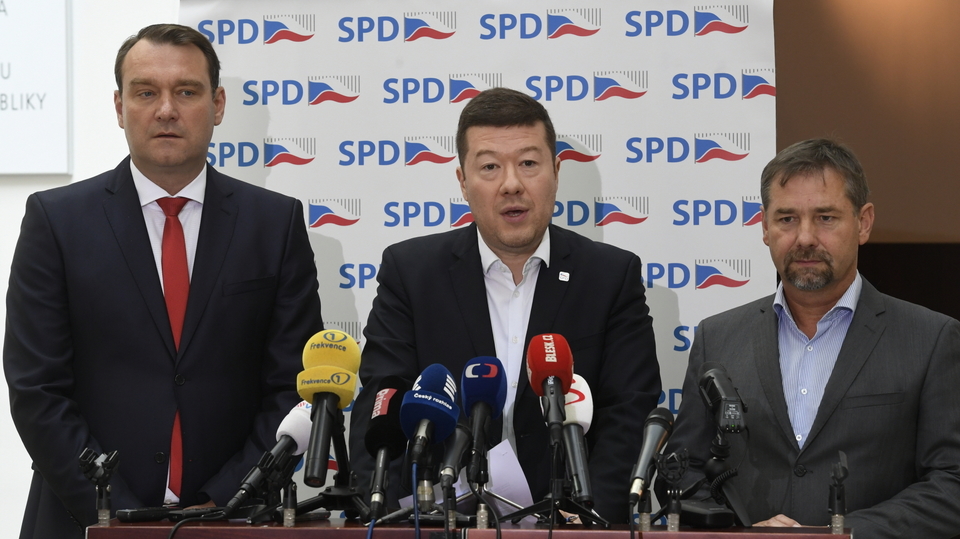 Zleva předseda a místopředseda SPD Radim Fiala, předseda Tomio Okamura a poslanec Radek Koten.