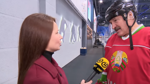 Prezident Běloruska Alexandr Lukašenko poskytl na amatérském hokejovém turnaji rozhovor.