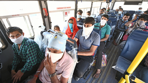 Sociální distance v Indii? Chudina ze slumů na ni nemá nárok.