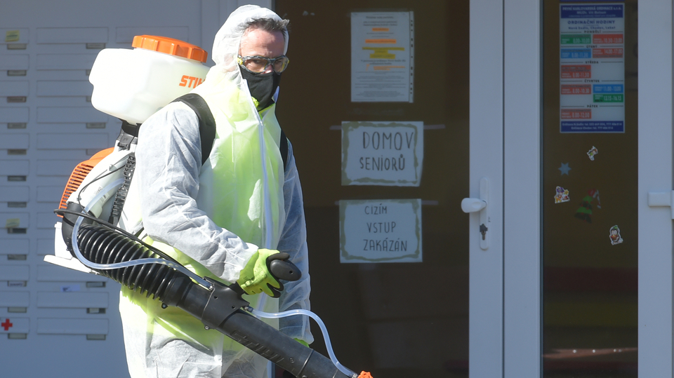 Pracovník technických služeb dezinfikuje domov pro seniory na Karlovarsku.