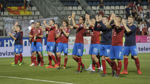 Hráči ČR jdou po zápase s Černou Horou pozdravit fanoušky.