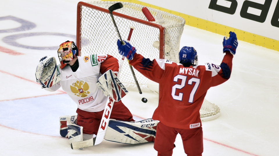 Brankář Jaroslav Askarov z Ruska dostává druhý gól, vpravo střelec Jan Myšák z České republiky.