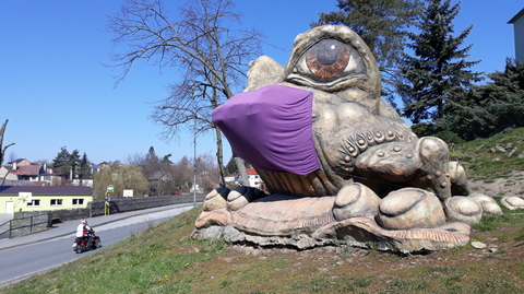 Obří soše žáby v Tršicích dali recesisté roušku z prostěradla.