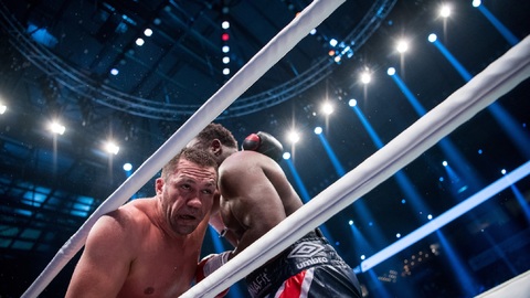 Boxer Pulev daruje na boj s koronavirem obří sumu.