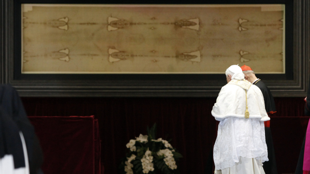 Papež Benedikt XVI. před turínským plátnem.