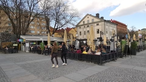 Veřejný život ve Švédsku pokračuje bez výrazných omezení.