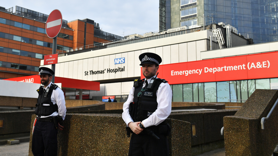 Policisté před nemocnicí St. Thomas. 