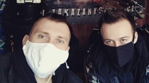 Parta punkrockerů zakázanÝovoce.