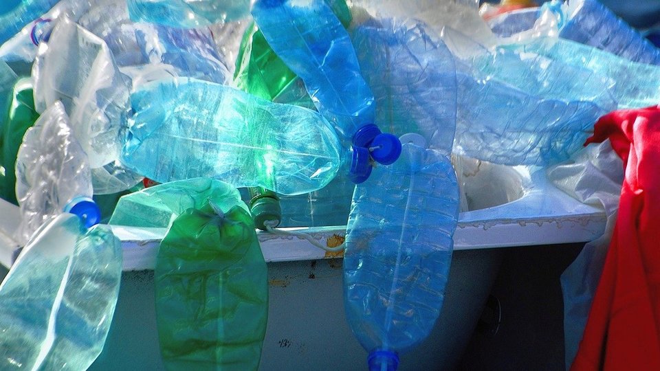 Mutantí enzym rozloží plastové láhve na kvalitní materiál.