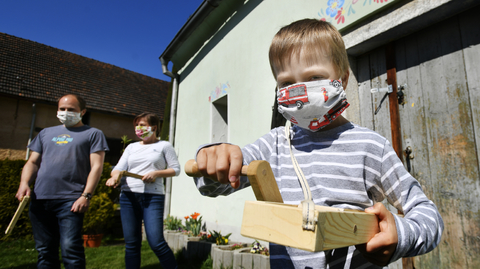 V Nevolicích na Chodsku zní velikonoční řehtačky celou obcí