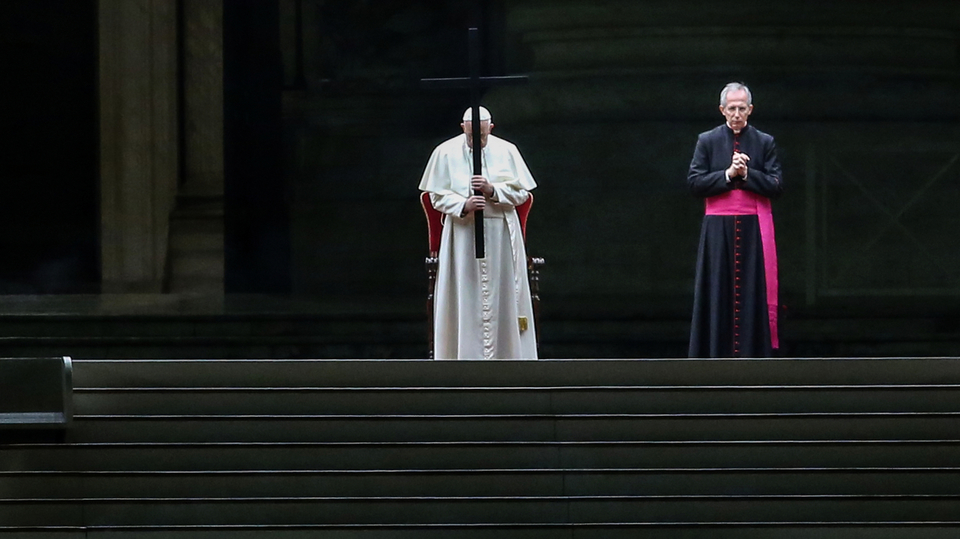 Papež František (vlevo) před Bazilikou svatého Petra ve Vatikánu.