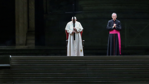 Papež František (vlevo) před Bazilikou svatého Petra ve Vatikánu.