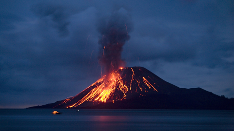 Erupce sopky Anak Krakatoa v listopadu 2007.