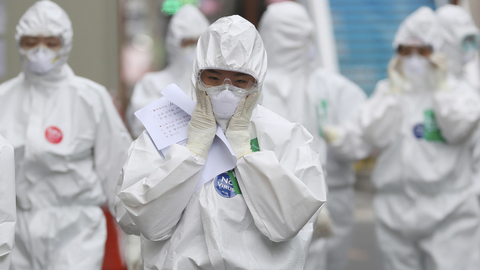 Člověk v ochranném obleku v Koreji.