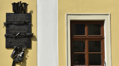 Sochaři Otmar Oliva, který je autorem desky, a Petr Novák nainstalovali 13. dubna 2020 na budovu Stojanova gymnázia na Velehradě na Uherskohradišťsku pamětní desku, která připomíná Akci K - likvidaci klášterů komunistickým režimem.