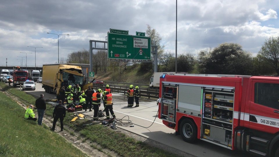 Nehoda kamionů na Pražském okruhu.