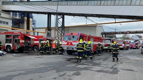 Hasiči ukončili zásah v Duchcově, kde praskla vana na tavení skla.