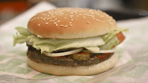 Rostlinný burger pro vegany? Reklamy byly zavádějící, rozhodl úřad.