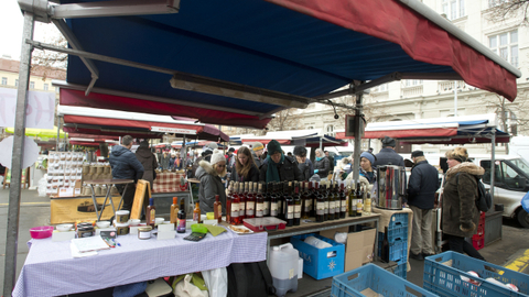 Farmářské trhy na náměstí Jiřího z Poděbrad v Praze.