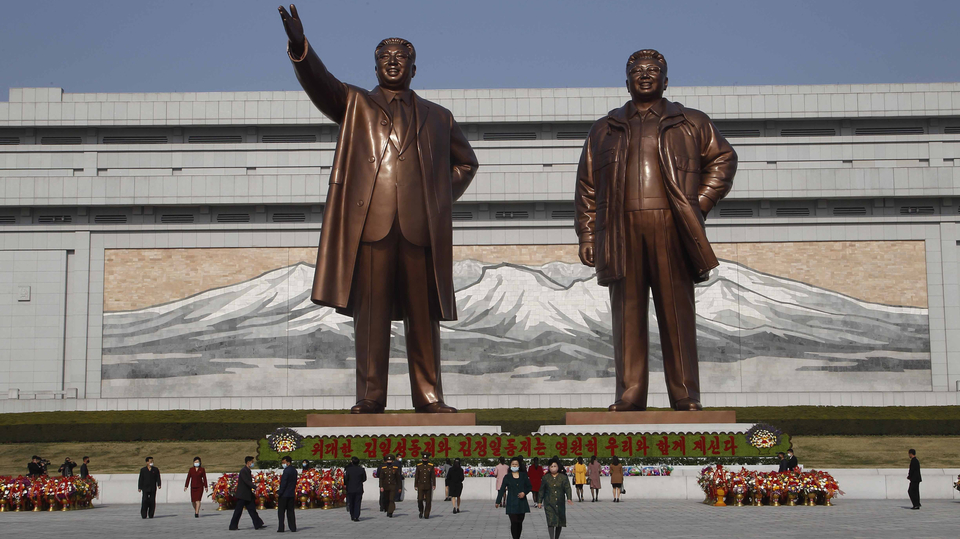 Lidé se chodí poklonit bronzovým sochám zakladatele KLDR Kim Ir-sena a dalšího vůdce Kim Čong-ila.