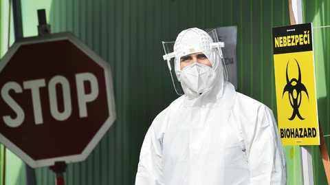 Zdravotník v ochranném obleku.