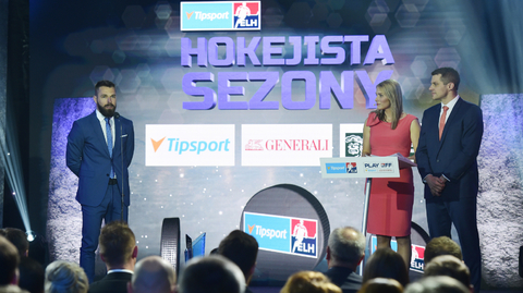 Slavnostní vyhlášení ankety Hokejista sezony Tipsport extraligy 2018/2019. Vlevo vítěz Milan Gulaš.