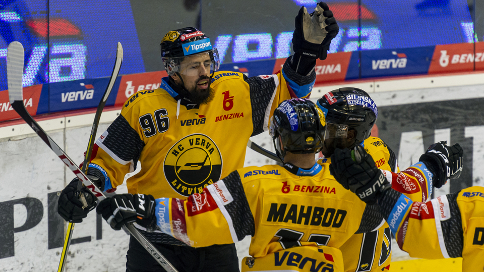 Zleva Richard Jarůšek z Litvínova, Samson Mahbod a Edwin Hedberg se radují z gólu.