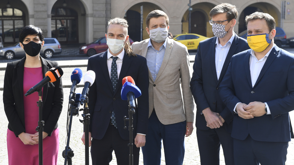 Zleva předsedkyně TOP 09 Markéta Pekarová Adamová, předseda Pirátů Ivan Bartoš, předseda STAN Vít Rakušan, místopředseda ODS Martin Kupka a předseda KDU-ČSL Marian Jurečka (archivní snímek).  .