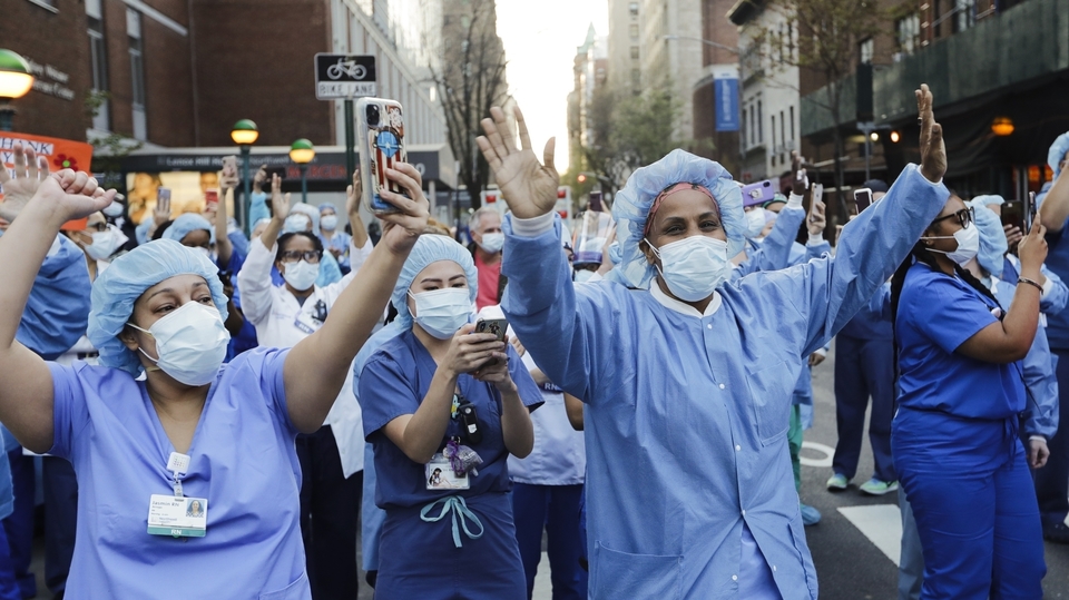 Lékaři a zdravotní sestry v New Yorku. 