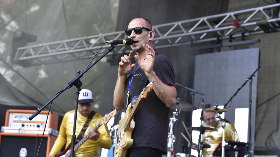 Zpěvák a kytarista Matěj Homola a skupina Wohnout vystoupili 22. června 2019 v Holešově na Kroměřížsku na hudebním festivalu Holešovská regata.