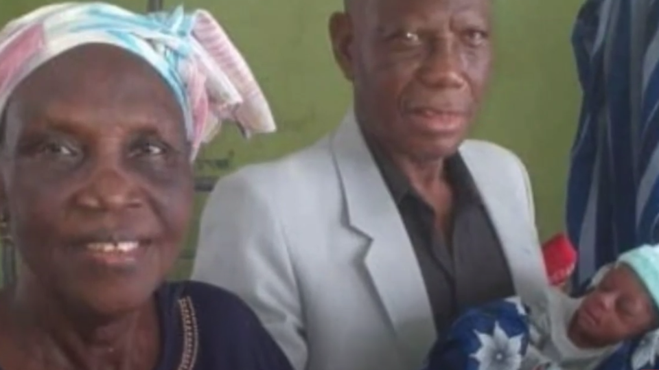 Napočtvrté úspěšně. V 68 letech porodila dvojčata.