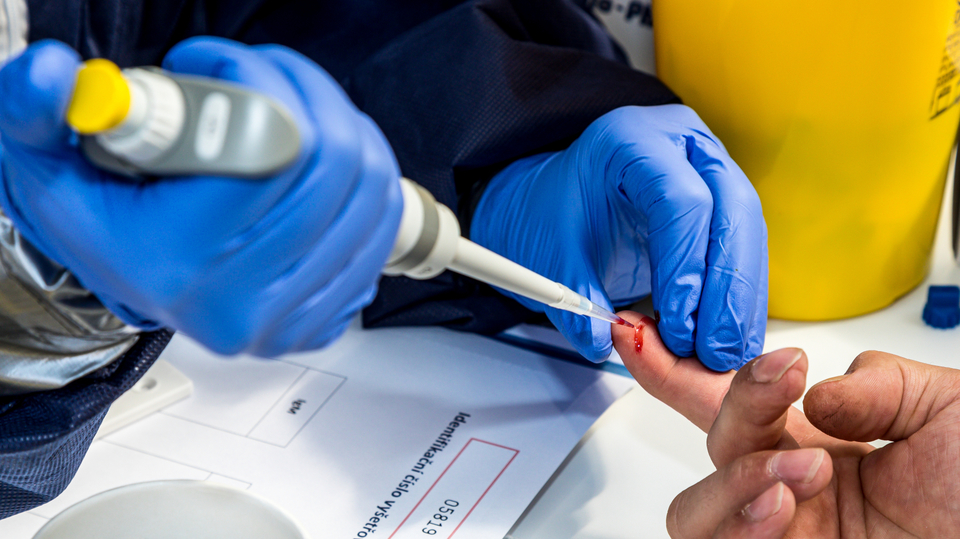 Testování probíhá formou odběru krve z prstu.