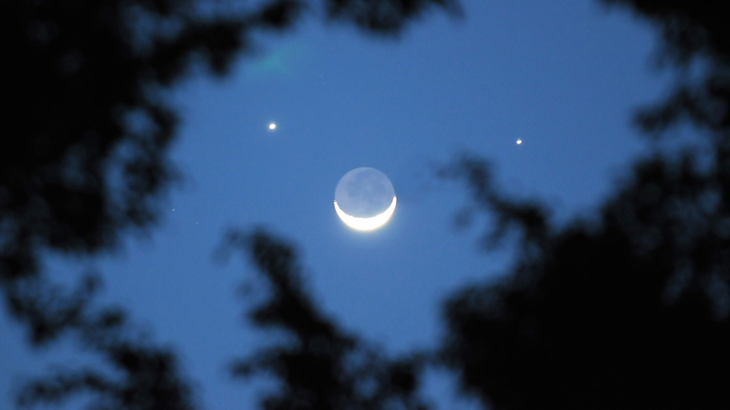 Noční obloha s Měsícem, Venuší a Jupiterem.