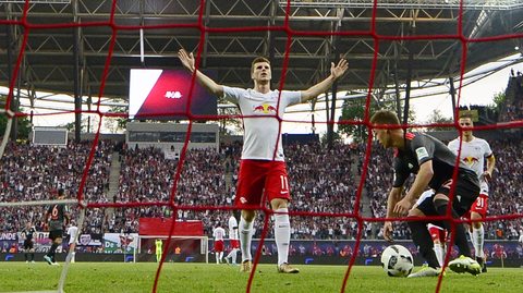 Timo Werner z Lipska slaví gól do sítě Bayernu. Dojde k výměne dresů?