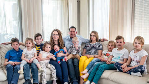 Márton Joób se svou ženou Dórou a deseti dětmi.