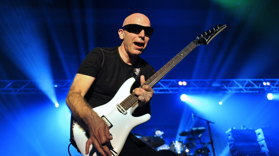 Slavný kytarista Joe Satriani.
