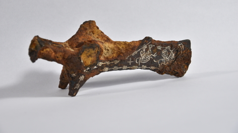 Nalezená sekerka zdobená stříbrem z období raného středověku.