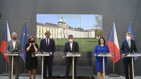 Na snímku z tiskové konference po jednání jsou (zleva) ministr dopravy a ministr průmyslu a obchodu Karel Havlíček, ministryně financí Alena Schillerová, ministr zdravotnictví Adam Vojtěch, premiér Andrej Babiš, ministryně práce a sociálních věcí Jana Maláčová a ministr zahraničí Tomáš Petříček.