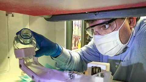 Ředitel centra Lukáš Ferkl doplňuje zvlákňovací roztok.