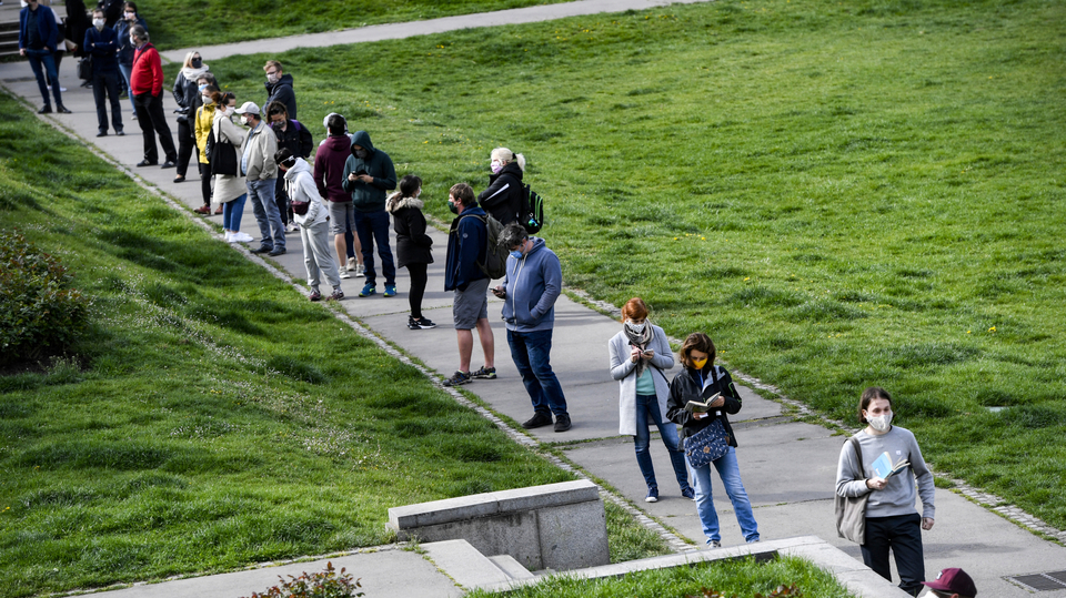 Lidé stojí ve frontě u odběrového místa v pražských Zítkových sadech.