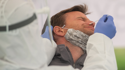 Odběr vzorku z nosohltanu.