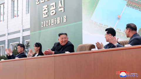 Kim Čong-un a jeho sestra Kim Jo-čong na slavnostním otevření nové továrny na hnojiva ve městě Sunčchon.