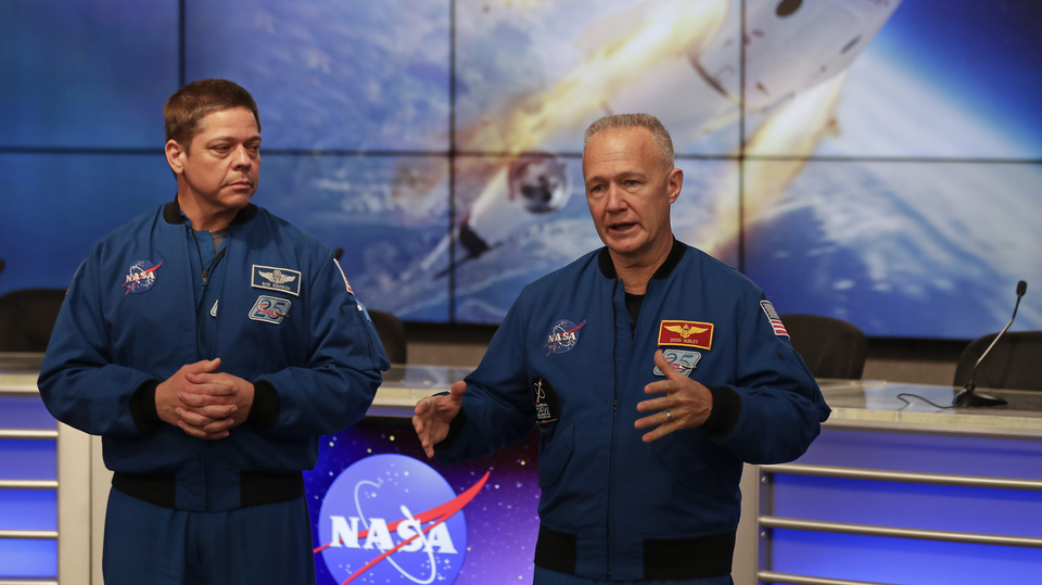 Astronauti Robert Behnken (vlevo) a Douglas Hurley.