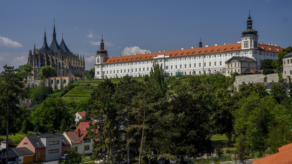 Panorama Kutné Hory s chrámem svaté Barbory a bývalou jezuitskou kolejí.