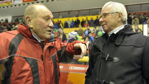 Kouči úspěšného mužstva z roku 1985. Zleva legendární Stanislav Neveselý s Luďkem Bukačem starším.