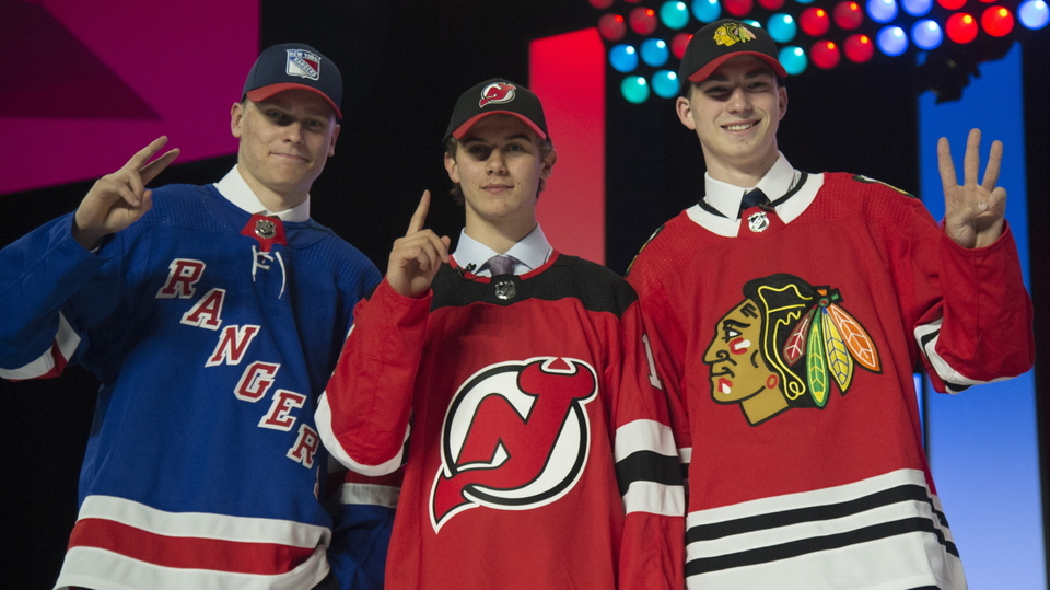 Nejlepší trojka z loňského draftu NHL. Zleva Kaapo Kakko, Jack Hughes a Kirby Dach.