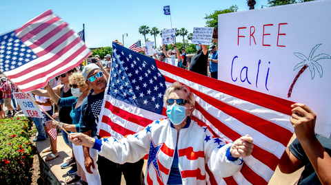 Lidé v Kalifornii protestují proti domácí karanténě.