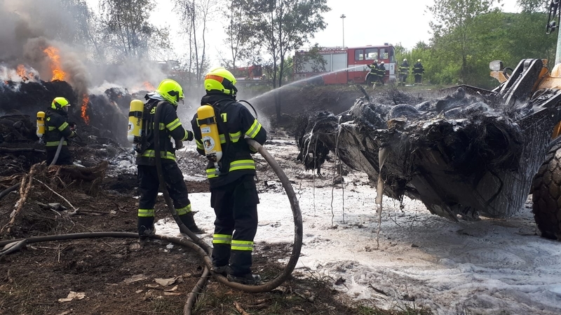 Požár skládky pneumatik ve Zdechovicích na Pardubicku.