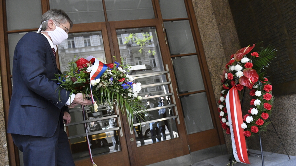 Předseda Senátu Miloš Vystrčil u budovy Českého rozhlasu u příležitosti výročí Pražského povstání a konce druhé světové války.